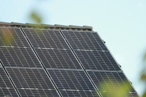 DHL reduce las emisiones del transporte por paneles solares en camiones