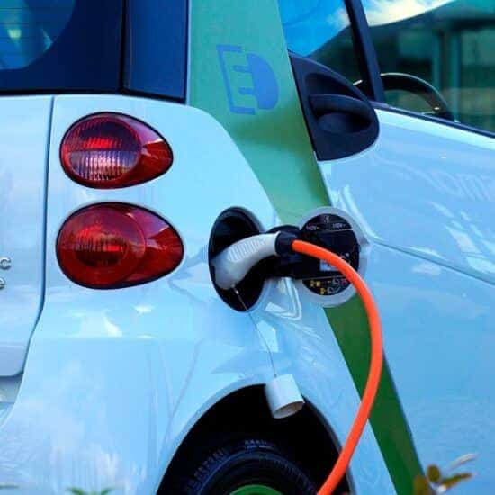 En este momento estás viendo ¿Cómo puedo cargar mi coche eléctrico desde mi departamento?