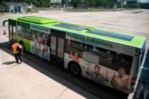 Lee más sobre el artículo Singapur: Autobuses de transporte público equipados con paneles solares